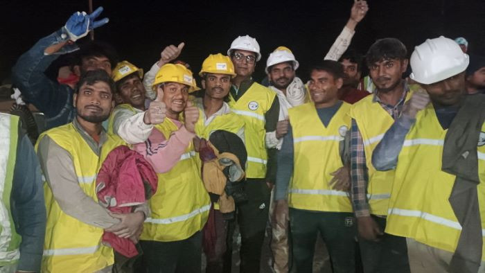 Всички 41 строителни работници, блокирани преди 2 седмици в срутил се